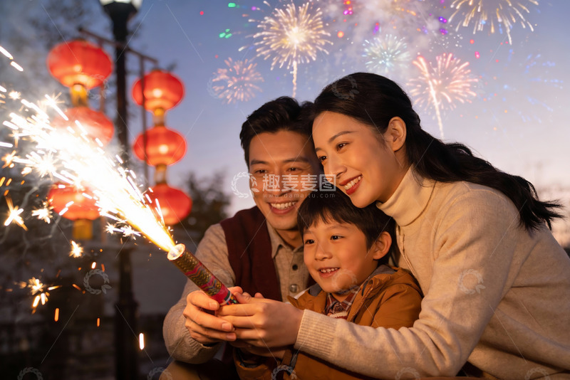 高清大图下载【趣麦麦图】烟花下一家三口欢庆时刻
