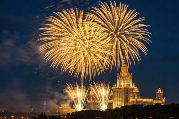 夜空烟花璀璨绽放