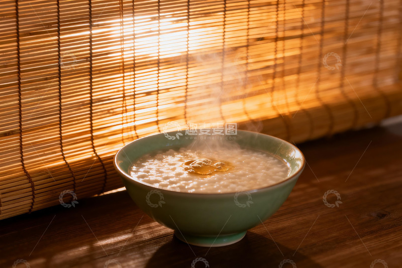 高清大图下载【趣麦麦图】热气腾腾的粥与竹帘光影