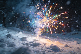 雪地烟花绽放夜景
