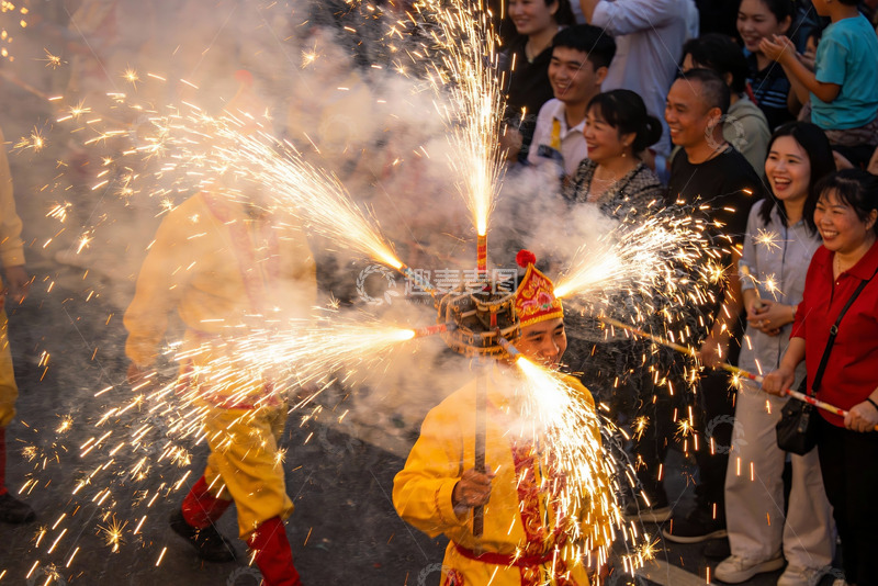 高清大图下载【趣麦麦图】烟花表演热闹非凡