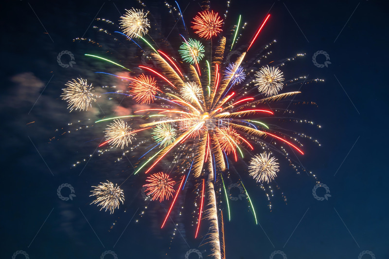 高清大图下载【趣麦麦图】夜空中绽放的多彩烟花