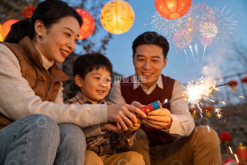 高清大图下载【趣麦麦图】家庭欢庆烟花夜