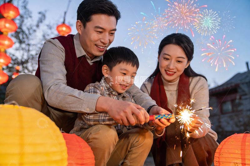 高清大图下载【趣麦麦图】家庭欢庆烟花夜