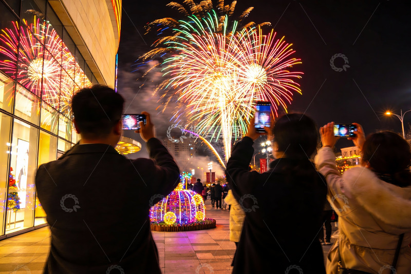 高清大图下载【趣麦麦图】-夜景烟花秀众人拍照留念