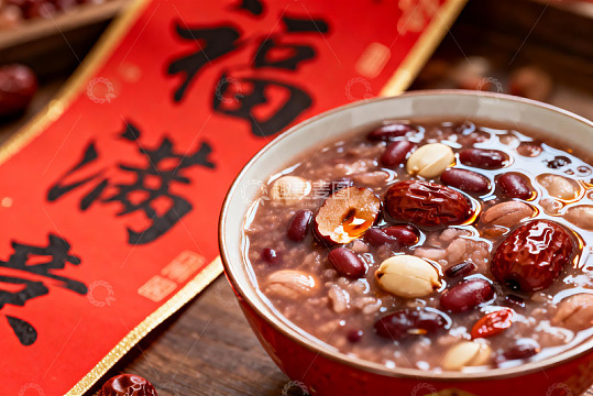 一碗红豆花生粥配福字装饰