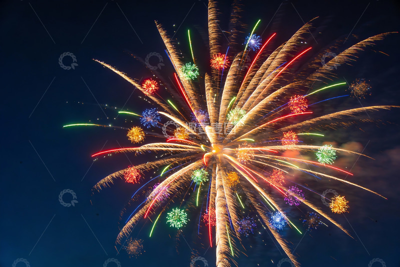 高清大图下载【趣麦麦图】夜空中绽放的多彩烟花
