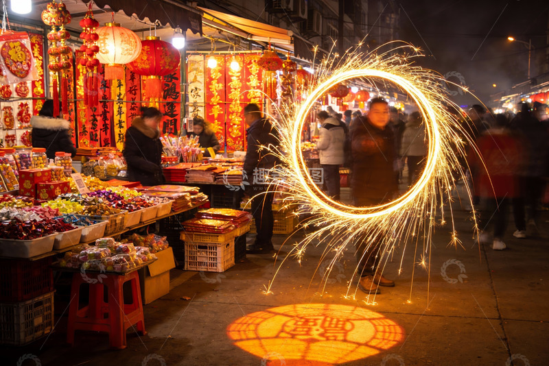 高清大图下载【趣麦麦图】夜市烟花表演热闹非凡