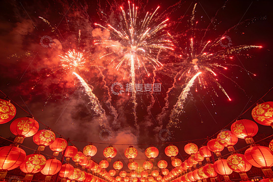 夜空烟花绽放红灯笼高挂