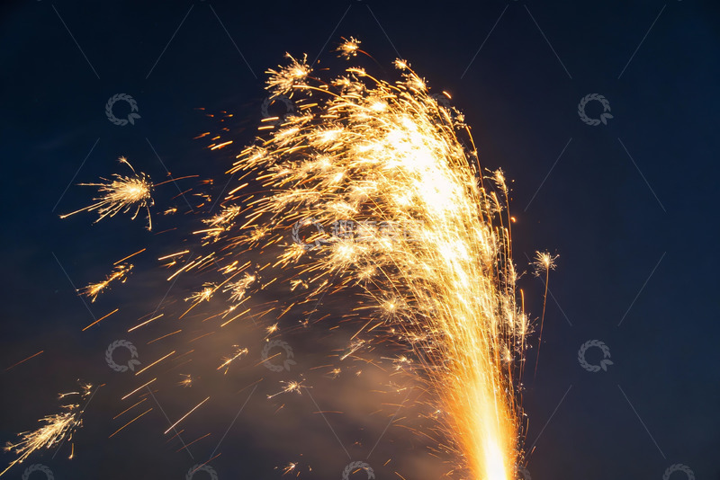 高清大图下载【趣麦麦图】夜空烟花绽放绚丽光芒