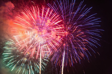 夜空中绽放的绚丽烟花