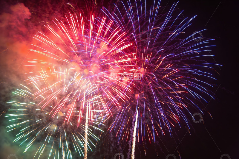 高清大图下载【趣麦麦图】夜空中绽放的绚丽烟花