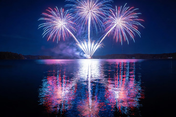 夜空烟花绽放湖面倒影绚丽
