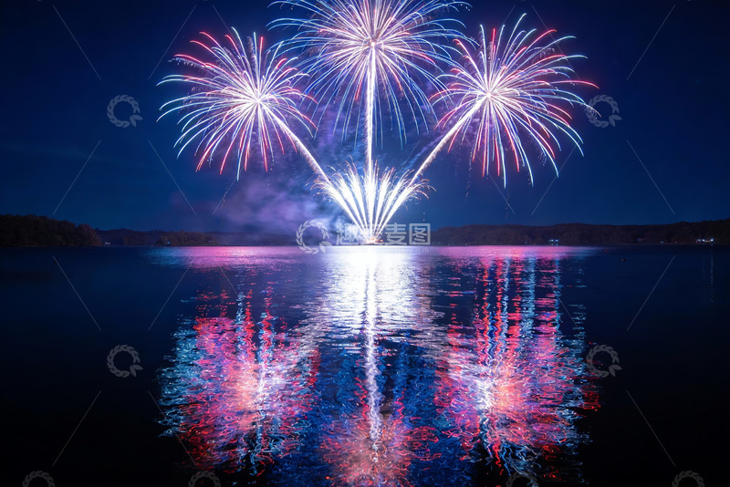 高清大图下载【趣麦麦图】夜空烟花绽放湖面倒影绚丽