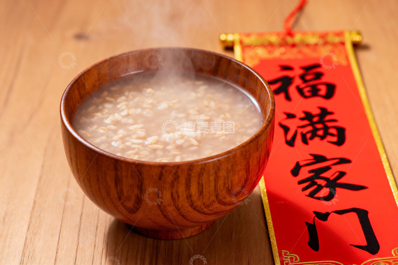 高清大图下载【趣麦麦图】热气腾腾的木碗粥配福字挂饰