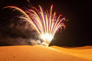 沙漠夜空烟花绽放