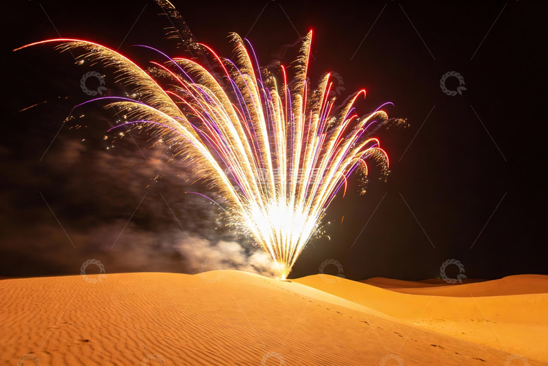 高清大图下载【趣麦麦图】沙漠夜空烟花绽放