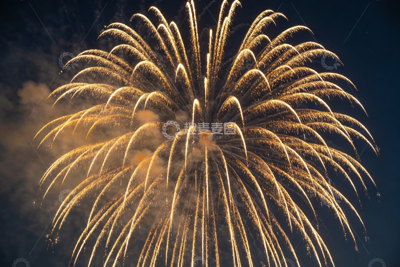 高清大图下载【趣麦麦图】夜空烟花绽放绚丽景象