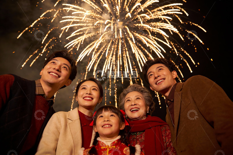 高清大图下载【趣麦麦图】全家夜赏烟花其乐融融