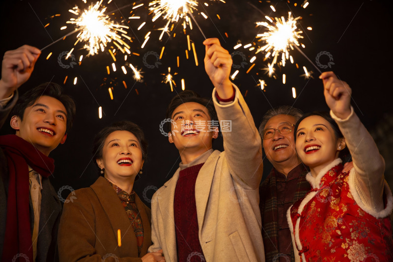 高清大图下载【趣麦麦图】家人手持烟花共庆佳节