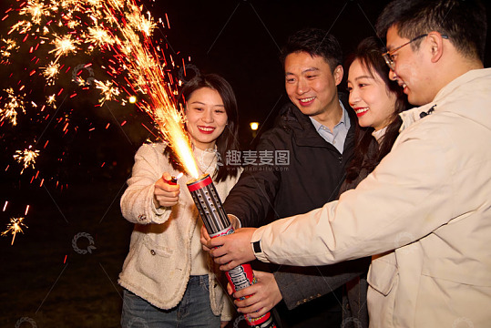 四人手持烟花夜景欢聚