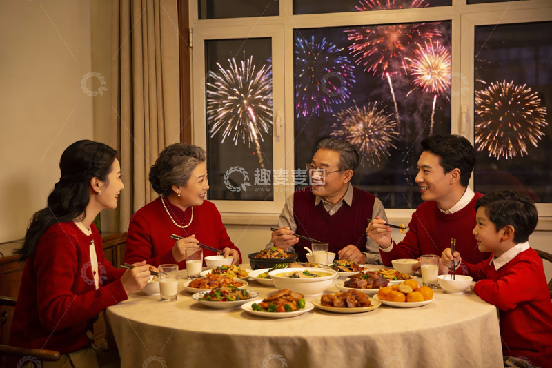 高清大图下载【趣麦麦图】家人聚餐赏烟花其乐融融