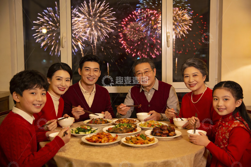 高清大图下载【趣麦麦图】春节家庭聚餐烟花绽放