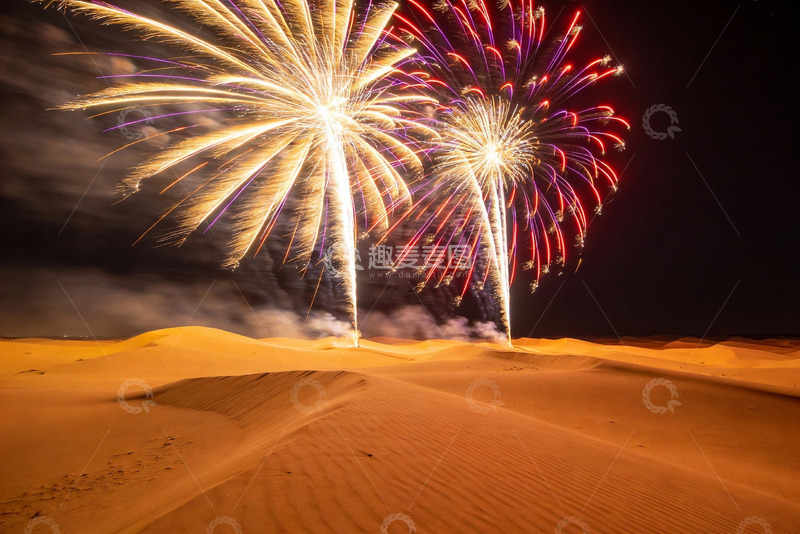 高清大图下载【趣麦麦图】沙漠夜空烟花绽放美景