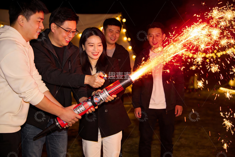 高清大图下载【趣麦麦图】四人手持烟花棒夜间庆祝
