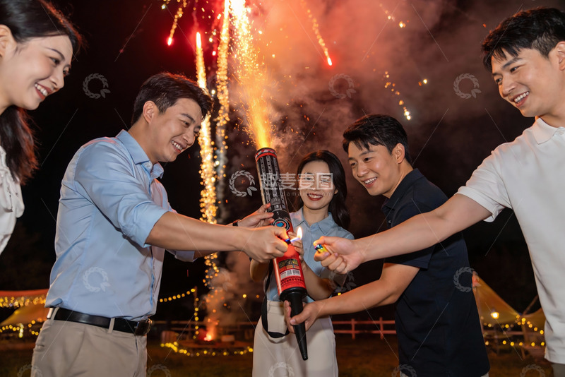 高清大图下载【趣麦麦图】朋友夜放烟花欢庆场景