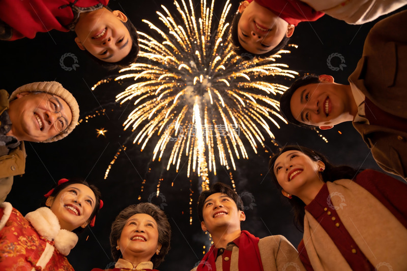 高清大图下载【趣麦麦图】家人仰望夜空烟花欢聚