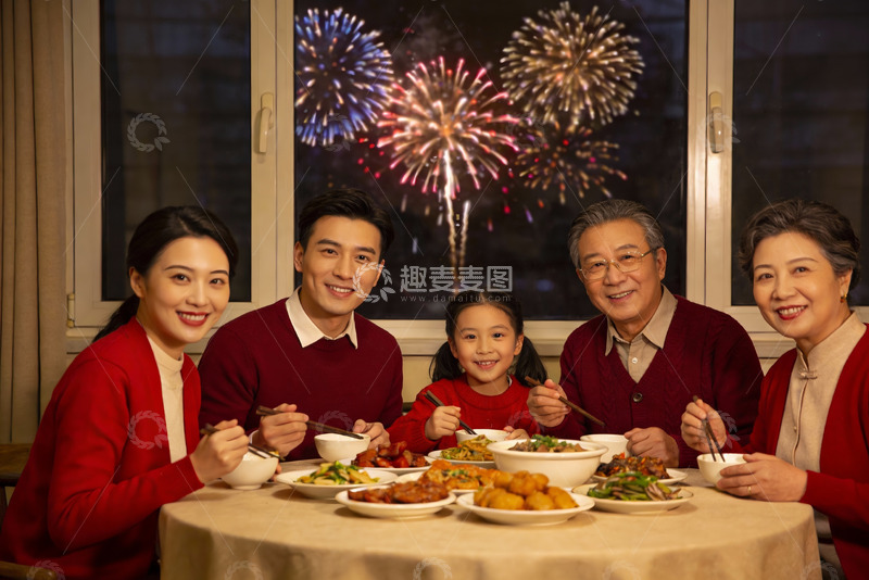 高清大图下载【趣麦麦图】家庭聚餐看烟花