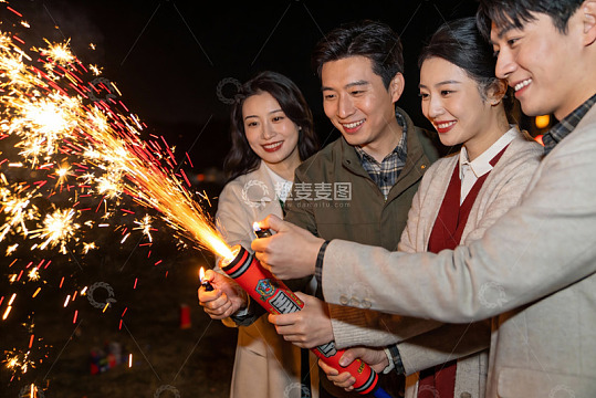 四人手持烟花夜晚欢聚