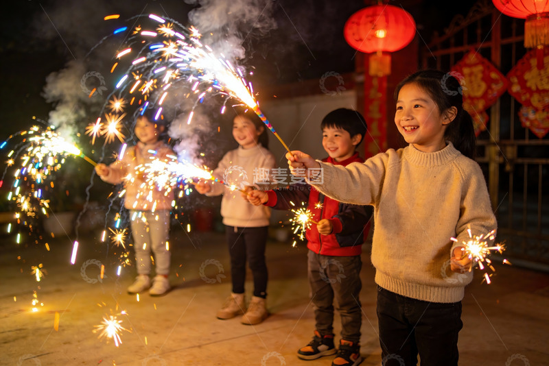高清大图下载【趣麦麦图】儿童手持烟花欢庆节日