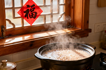 厨房热气腾腾的锅具与窗花