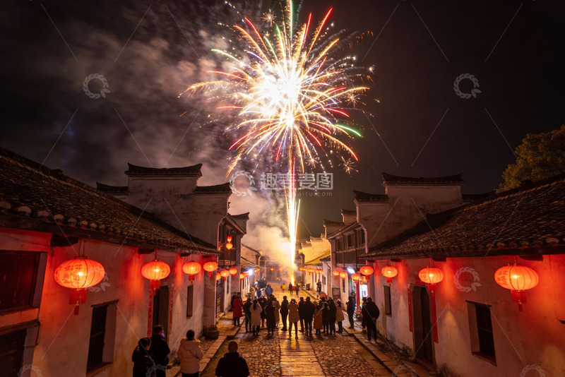 高清大图下载【趣麦麦图】古街夜放烟花人群观赏