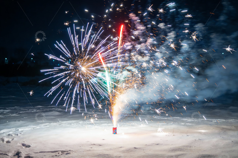 高清大图下载【趣麦麦图】夜雪中绽放的绚丽烟花