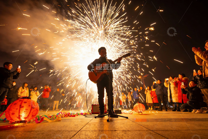 高清大图下载【趣麦麦图】烟花下吉他表演观众欢庆夜