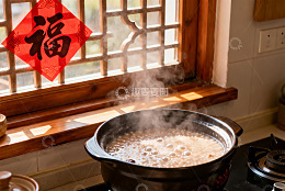 厨房窗边煮粥热气腾腾