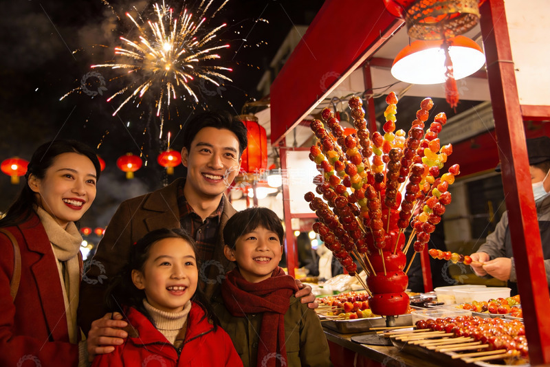 高清大图下载【趣麦麦图】烟花下家庭欢聚夜市糖葫芦