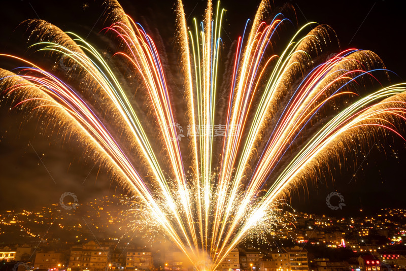 高清大图下载【趣麦麦图】夜空烟花绽放城市灯火辉煌