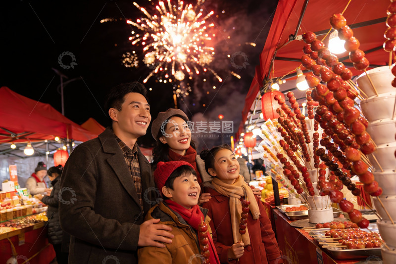高清大图下载【趣麦麦图】烟花节庆夜市家庭欢聚