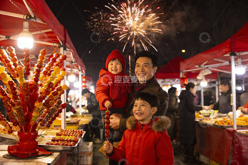 高清大图下载【趣麦麦图】夜市烟花下亲子欢乐时光