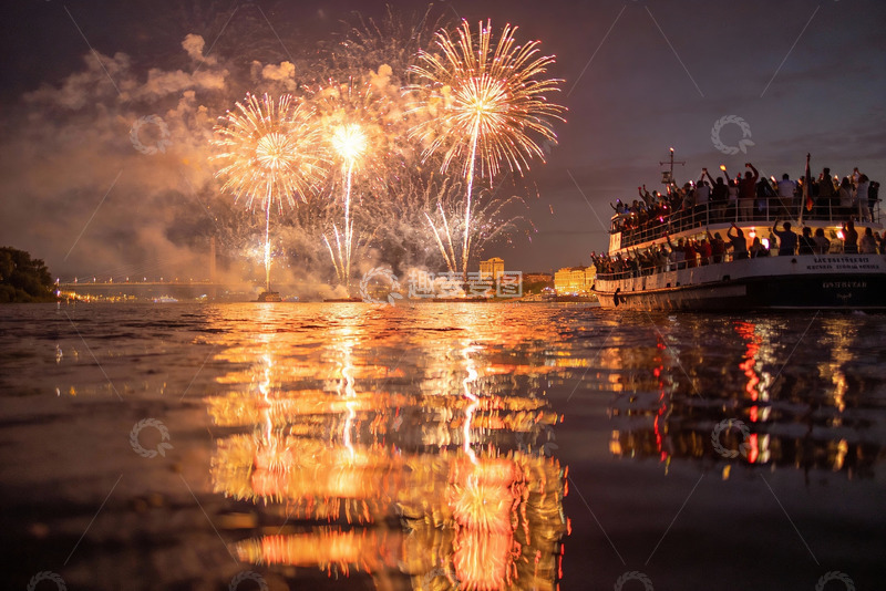 高清大图下载【趣麦麦图】夜游船上烟花绽放美景