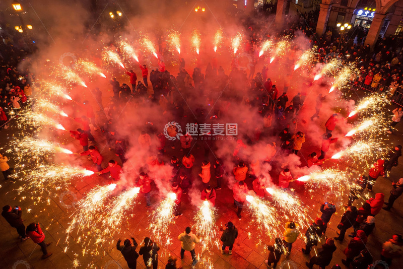 高清大图下载【趣麦麦图】人群围观烟花表演热闹非凡