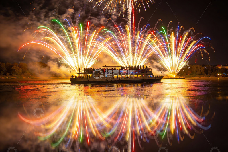 高清大图下载【趣麦麦图】夜游河上烟花绽放