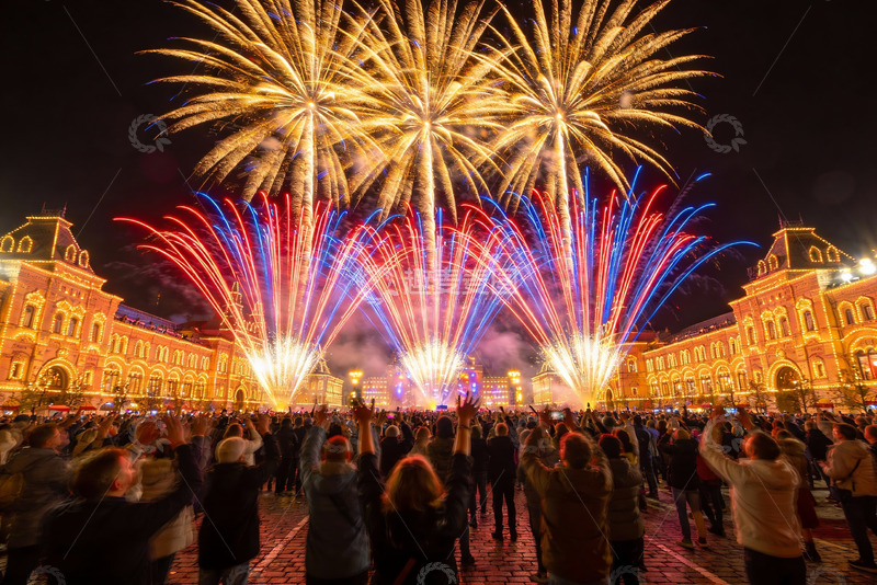 高清大图下载【趣麦麦图】夜空烟花绽放人群欢呼