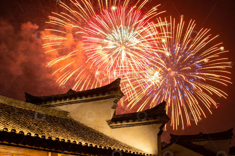 高清大图下载【趣麦麦图】夜空烟花绽放古建筑剪影