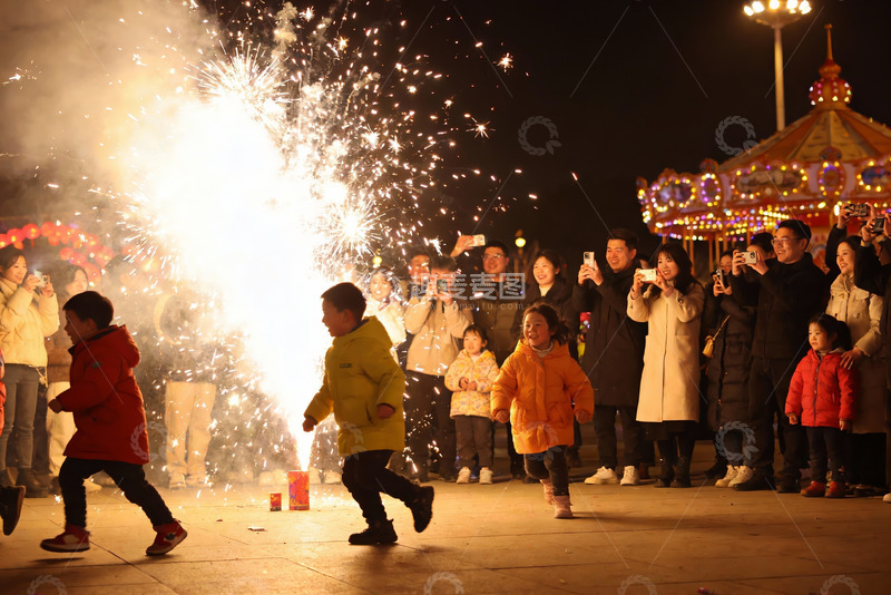 高清大图下载【趣麦麦图】烟花表演儿童奔跑人群围观