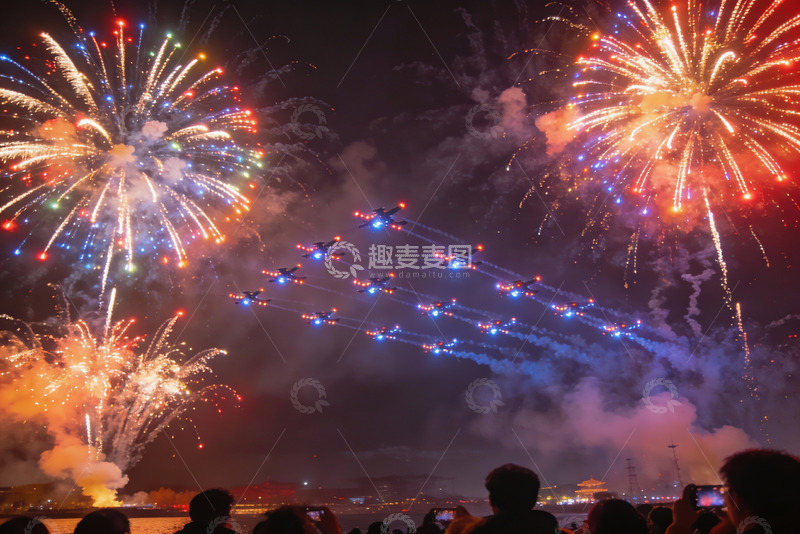 高清大图下载【趣麦麦图】夜空烟花飞机表演壮观景象